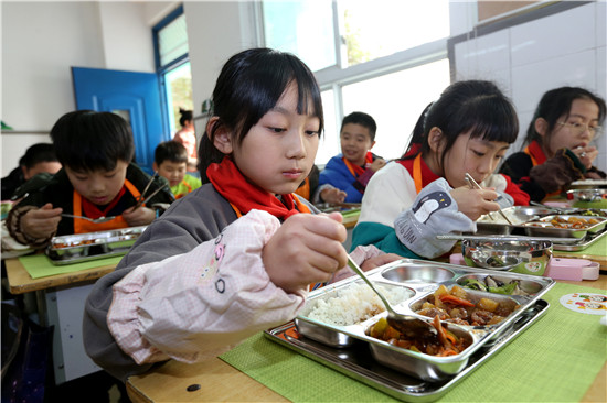 郑州金水娃吃上河南首家“中央厨房+卫星厨房”午餐：“饭菜又香又热乎，可好吃了！”
