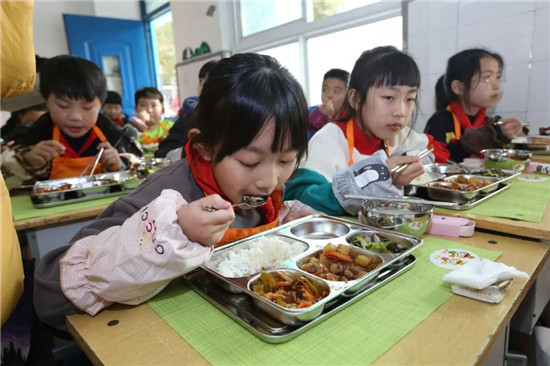 金水区文化绿城小学“中央厨房+卫星厨房”供餐模式正式开启