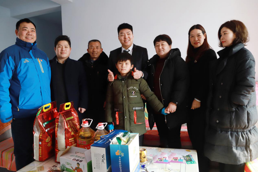 小年送温暖 郑州市新的社会阶层人士代表帮扶困难家庭学生