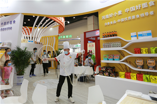首届郑州食品博览会开幕 白象食品成“网红”吃货打卡点