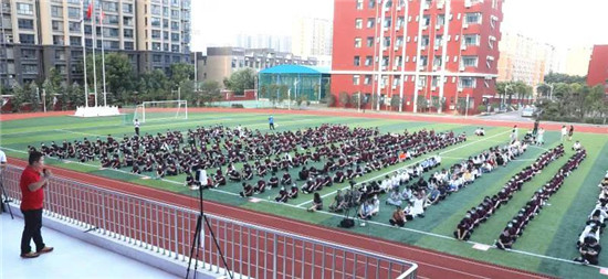 郑州18中开学第一课 大鹏寄语青少年应该具备的“健康认知成长品格”的四种能力