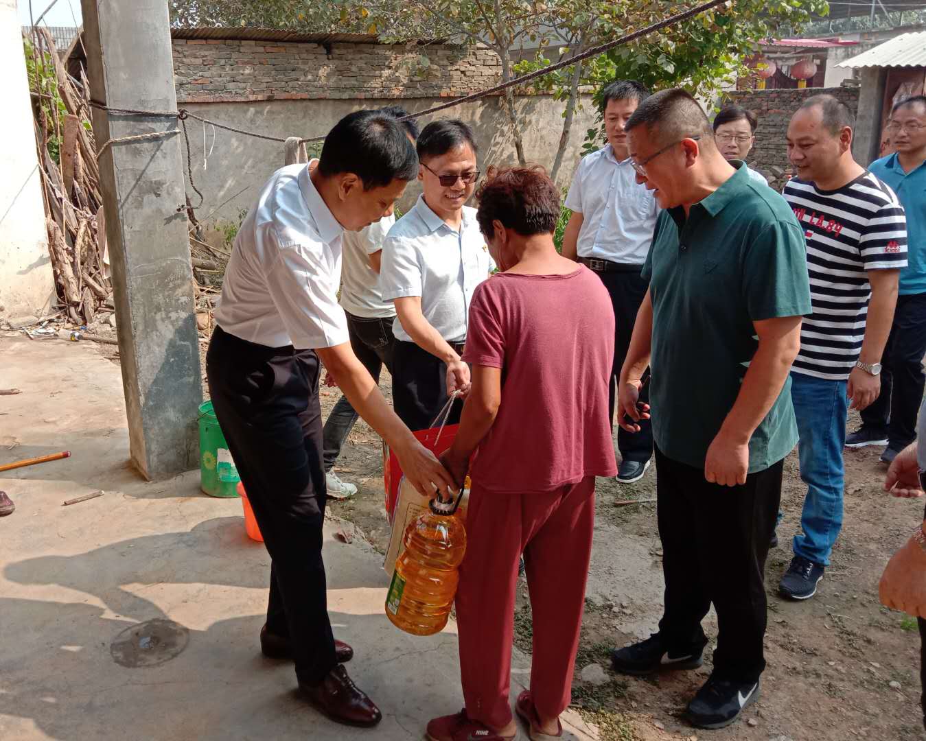 郑州市市场监管局调研驻村工作走访慰问困难群众