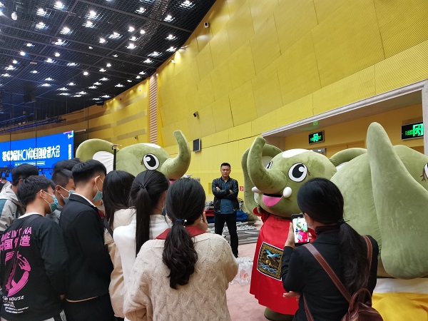 绒言绒语携手第八届中国创业者大会开启互动传播新形式