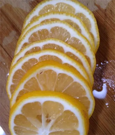 柠檬可以放冰箱保存吗？柠檬可以降尿酸吗？柠檬榨汁可以直接喝吗?